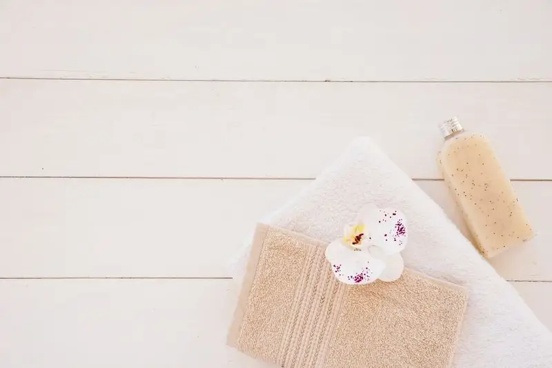 ​Conjunto 4 Peças para Bebé – Toalha, Babete, Fralda e Prende Chupeta