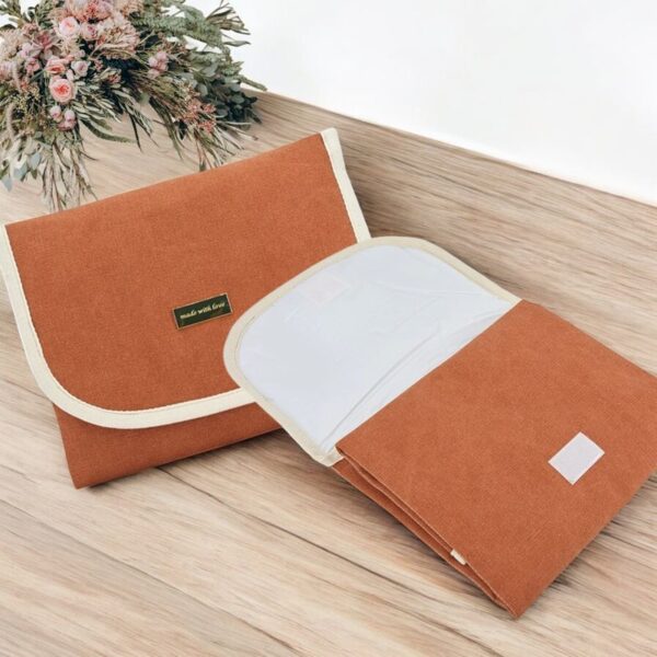 Muda-Fraldas Tecido "Made with Love" gallery image Muda-Fraldas Tecido "Made with Love"