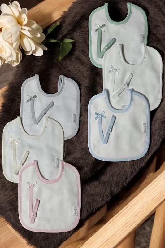 Babetes com porta-chupeta – Piquet e felpo featured image Babetes com porta-chupeta – Piquet e felpo