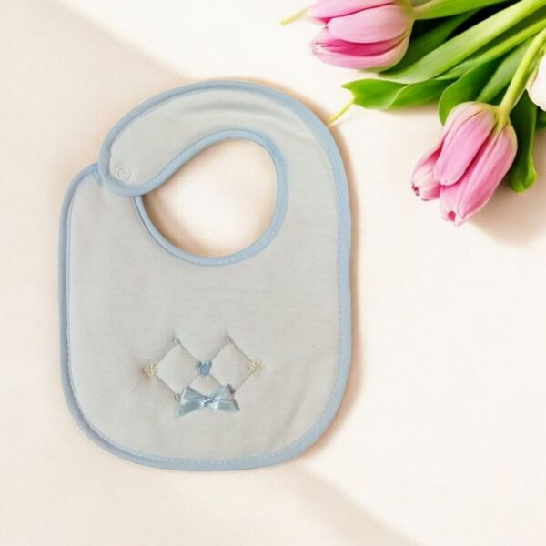 Babetes plastificadas em algodão – Bordadas e estampadas gallery image Babetes plastificadas em algodão – Bordadas e estampadas