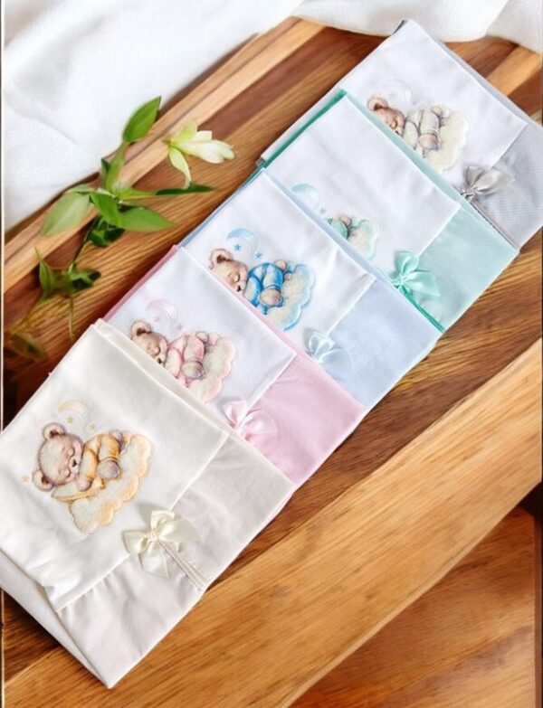 Fralda tapa ovo para cadeira de bebé com aplicação em veludo na forma de urso gallery image Fralda tapa ovo para cadeira de bebé com aplicação em veludo na forma de urso