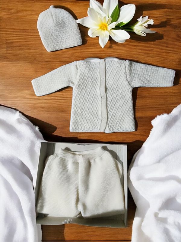 Conjunto de bebé em malha com 3 peças - Unissexo gallery image Conjunto de bebé em malha com 3 peças - Unissexo