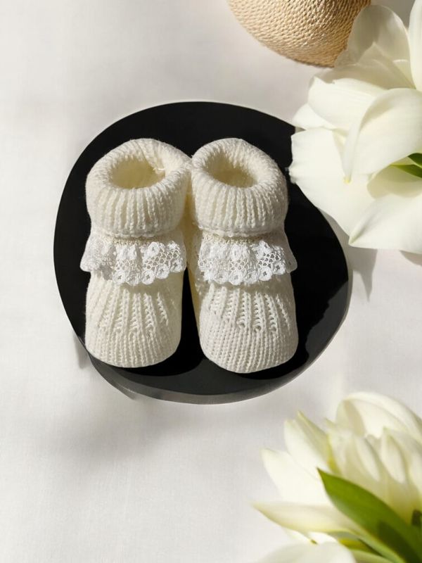 Carapins estilo botinha com renda - Elegância e conforto gallery image Carapins estilo botinha com renda - Elegância e conforto