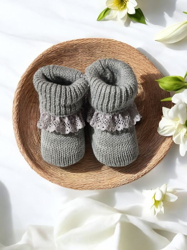 Carapins estilo botinha com renda - Elegância e conforto gallery image Carapins estilo botinha com renda - Elegância e conforto