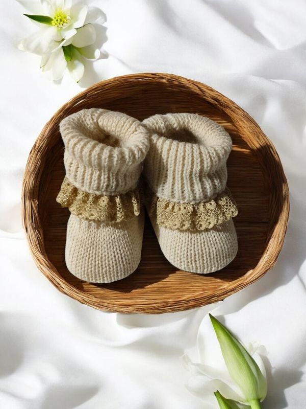 Carapins estilo botinha com renda - Elegância e conforto gallery image Carapins estilo botinha com renda - Elegância e conforto