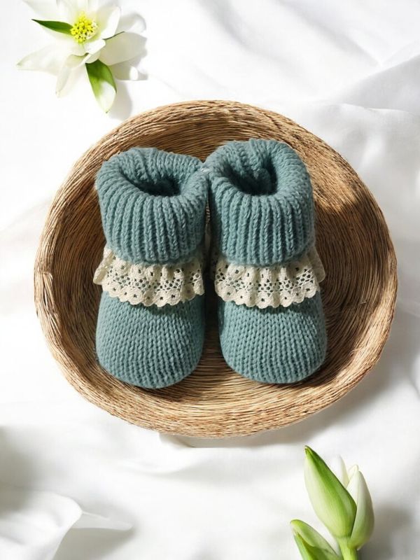 Carapins estilo botinha com renda - Elegância e conforto gallery image Carapins estilo botinha com renda - Elegância e conforto