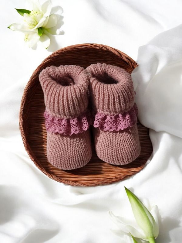 Carapins estilo botinha com renda - Elegância e conforto gallery image Carapins estilo botinha com renda - Elegância e conforto