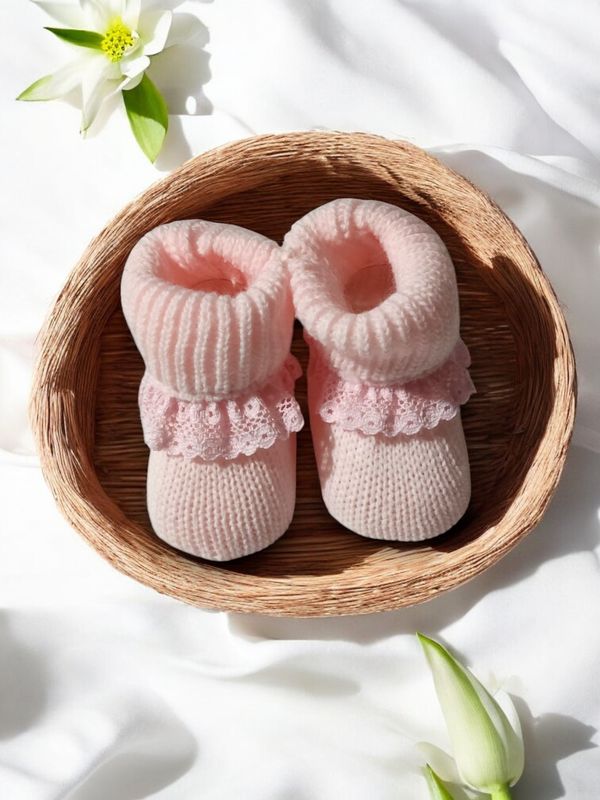 Carapins estilo botinha com renda - Elegância e conforto gallery image Carapins estilo botinha com renda - Elegância e conforto