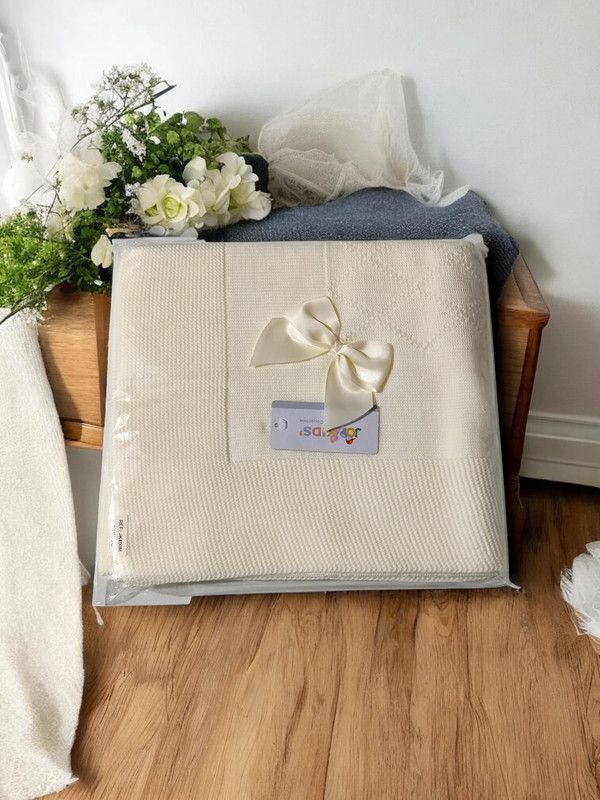 Manta de bebé com laço - Suavidade e estilo gallery image Manta de bebé com laço - Suavidade e estilo