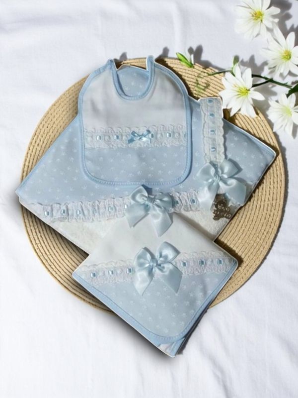 Conjunto 4 Peças para Bebé – Toalha, Babete, Fralda e Prende Chupeta featured image Conjunto 4 Peças para Bebé – Toalha, Babete, Fralda e Prende Chupeta