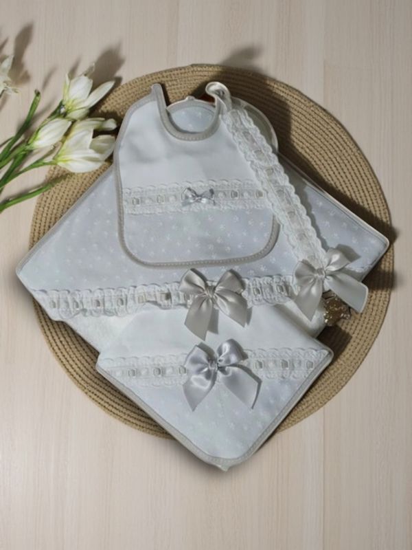 Conjunto 4 Peças para Bebé – Toalha, Babete, Fralda e Prende Chupeta gallery image Conjunto 4 Peças para Bebé – Toalha, Babete, Fralda e Prende Chupeta