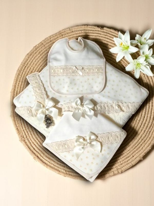 Conjunto 4 Peças para Bebé – Toalha, Babete, Fralda e Prende Chupeta gallery image Conjunto 4 Peças para Bebé – Toalha, Babete, Fralda e Prende Chupeta