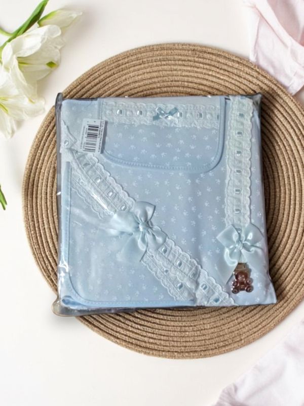 Conjunto 4 Peças para Bebé – Toalha, Babete, Fralda e Prende Chupeta gallery image Conjunto 4 Peças para Bebé – Toalha, Babete, Fralda e Prende Chupeta