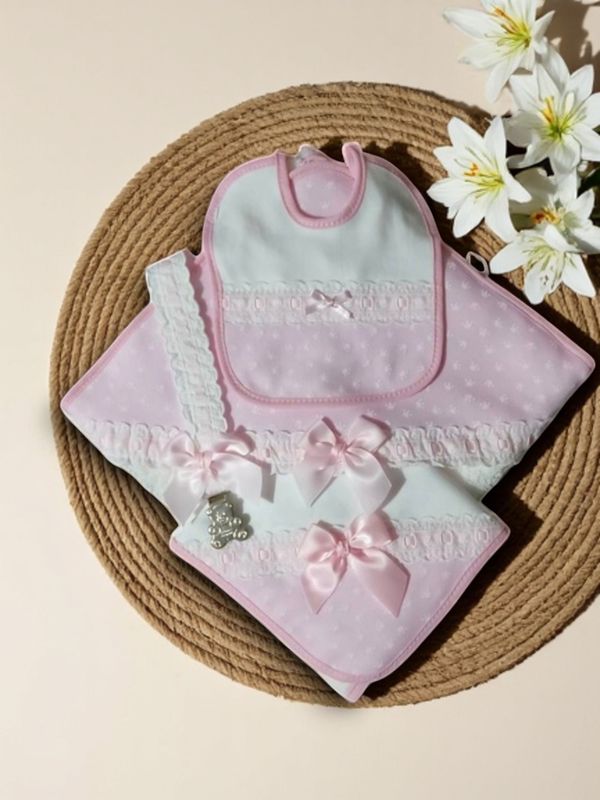 Conjunto 4 Peças para Bebé – Toalha, Babete, Fralda e Prende Chupeta gallery image Conjunto 4 Peças para Bebé – Toalha, Babete, Fralda e Prende Chupeta