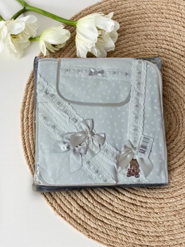 Conjunto 4 Peças para Bebé – Toalha, Babete, Fralda e Prende Chupeta gallery image Conjunto 4 Peças para Bebé – Toalha, Babete, Fralda e Prende Chupeta