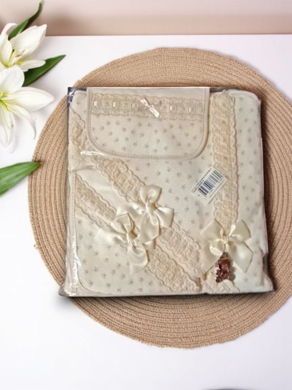 Conjunto 4 Peças para Bebé – Toalha, Babete, Fralda e Prende Chupeta gallery image Conjunto 4 Peças para Bebé – Toalha, Babete, Fralda e Prende Chupeta