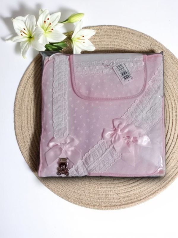 Conjunto 4 Peças para Bebé – Toalha, Babete, Fralda e Prende Chupeta gallery image Conjunto 4 Peças para Bebé – Toalha, Babete, Fralda e Prende Chupeta